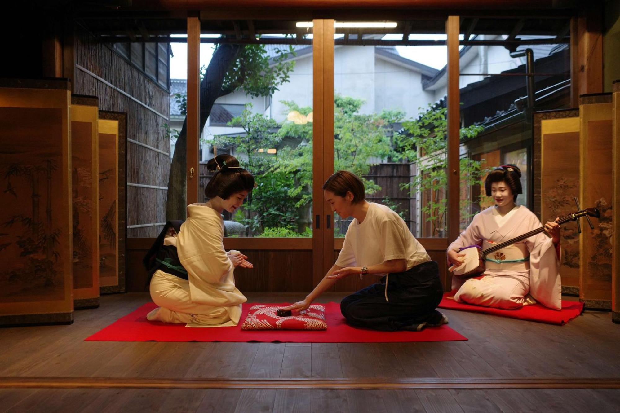 Hyatt Centric Καναζάουα Εξωτερικό φωτογραφία A scene from a traditional Japanese shamisen performance